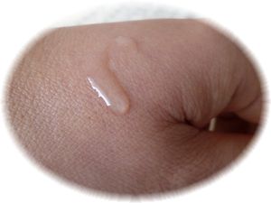リペアジェルを手の甲に